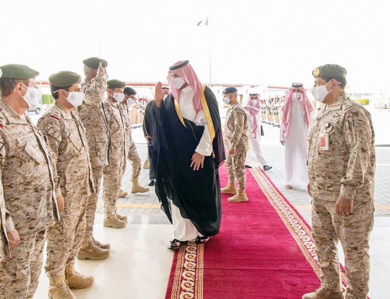 نائب وزير الدفاع يتفقد قيادة القوات البرية الملكية السعودية. (واس)