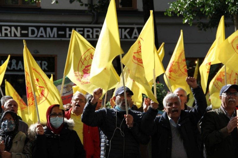 متظاهرون إيرانيون في السويد ينددون بجرائم الملالي.