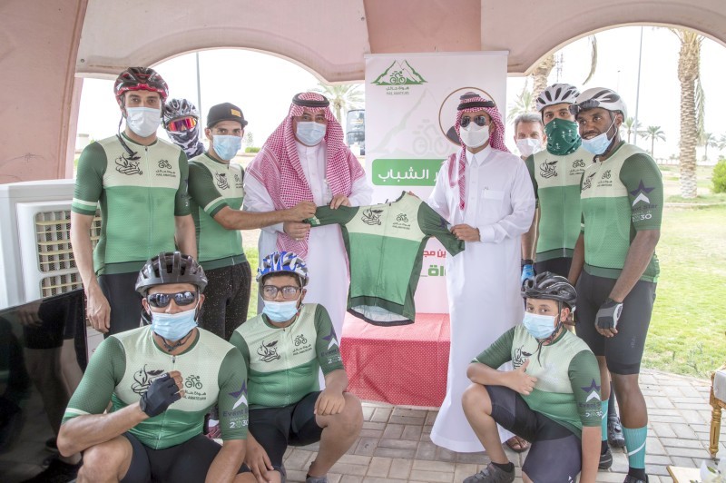 



نائب أمير حائل التقى عددا من هواة الدراجات الهوائية.
