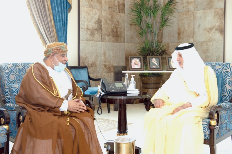 



الأمير خالد الفيصل يستقبل القنصل العُماني. (موقع الإمارة)