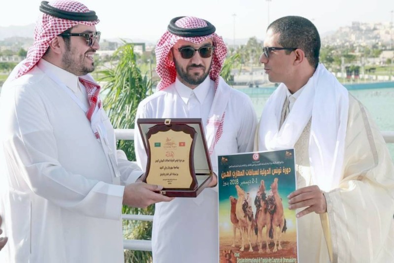 



الأمير عبدالعزيز بن تركي الفيصل والأمير فهد بن جلوي في حديث باسم مع أحمد عبدالمولى. (عكاظ)