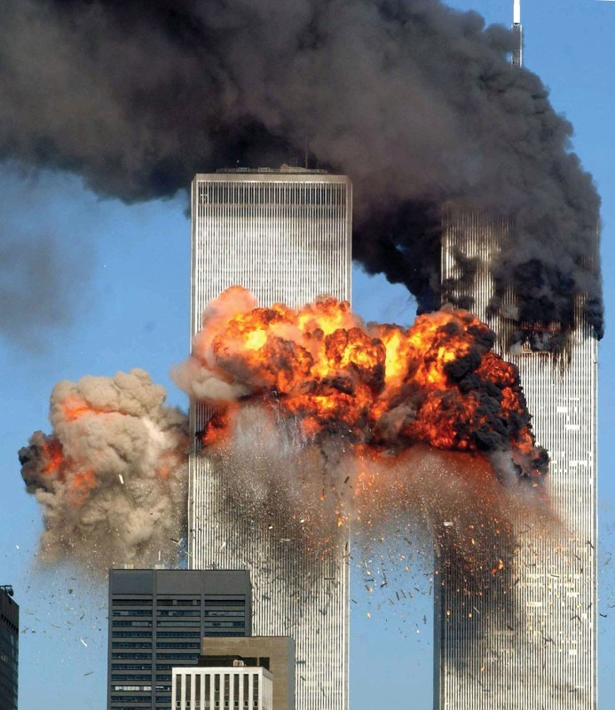 النيران تشتعل في برجي مركز التجارة في نيويورك عقب الأحداث الإرهابية في 11 سبتمبر.