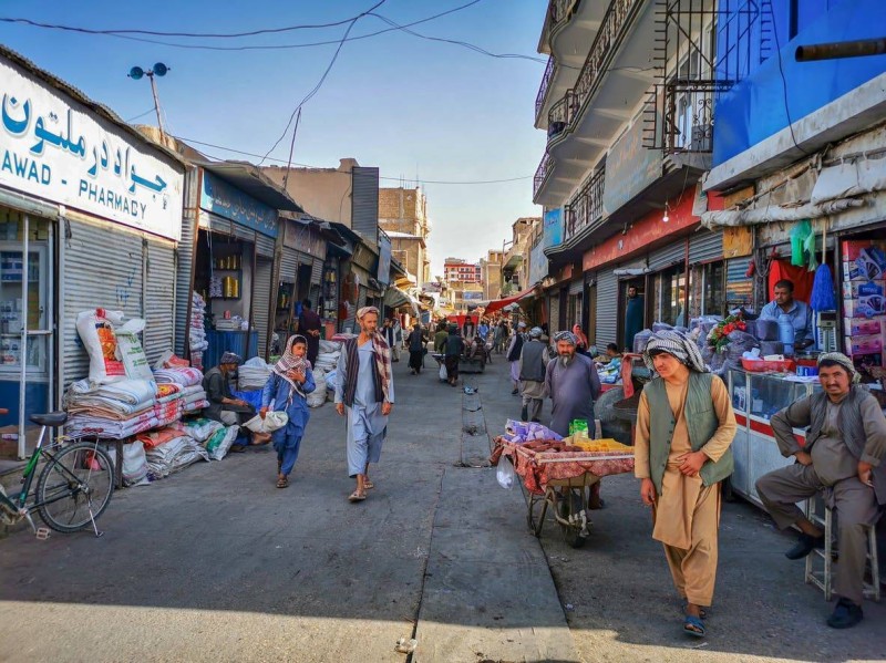 أحد الشوارع التجارية في كابول ويبدو خاليا من الزبائن.