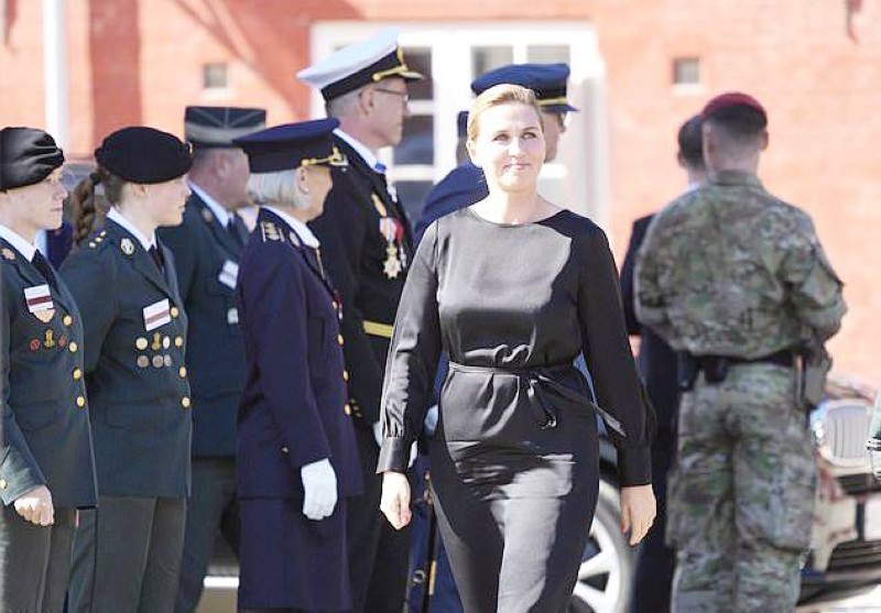 



رئيسة الوزراء الدنماركية يمتي فريدريكسن في مناسبة عسكرية بكوبنهاغن. (وكالات)