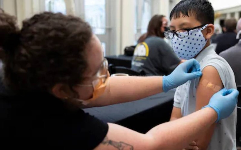 تطعيم طفل عمره 15 عاماً في بنسلفانيا. (وكالات)