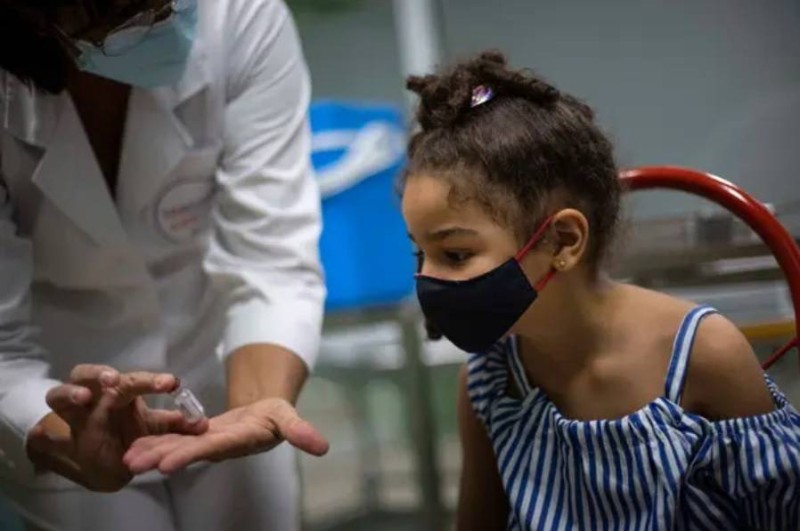 



طبيب كوبي يعرض على طفلة اللقاح
المحلي قبل تطعيمها في هافانا. (وكالات)
