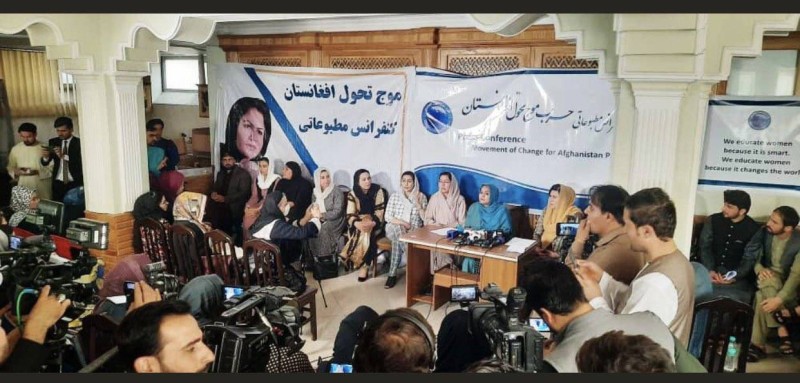 نساء أفغانيات في مؤتمر صحفي أمس.
