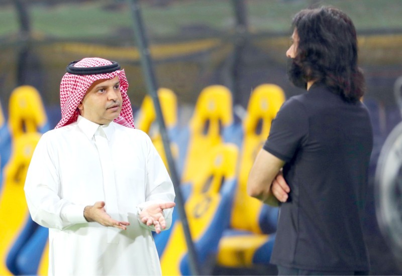 



رئيس النصر مسلي آل معمر في نقاش مع المدير التنفيذي حسين عبدالغني. (النصر)