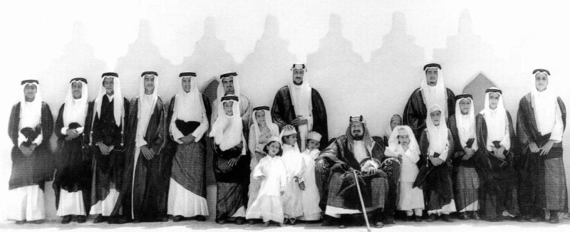 صورة تاريخية تجمع الملك المؤسس عبدالعزيز بن عبدالرحمن آل سعود بأبنائه ملوك السعودية وعدد من الأمراء