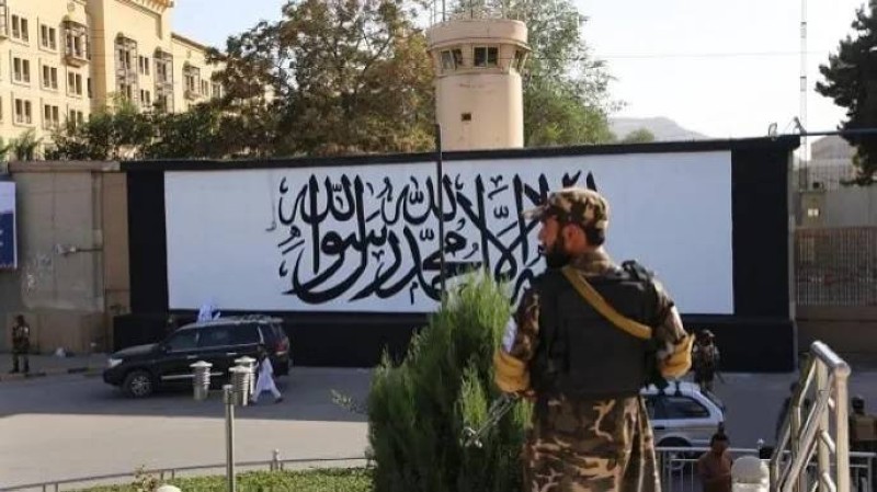 قوات طالبان أمام السفارة الأمريكية.