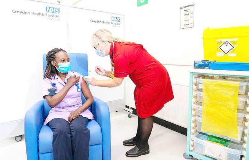 



أول ممرضة يتم تطعيمها بالجرعة الثالثة في بريطانيا كاثرين كارجيل. (وكالات)