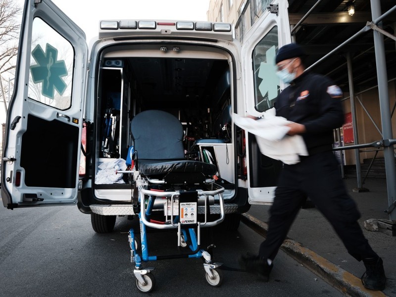 



سائق إسعاف أمريكي يستعد لنوبة عمل طويلة في نيويورك. (وكالات)