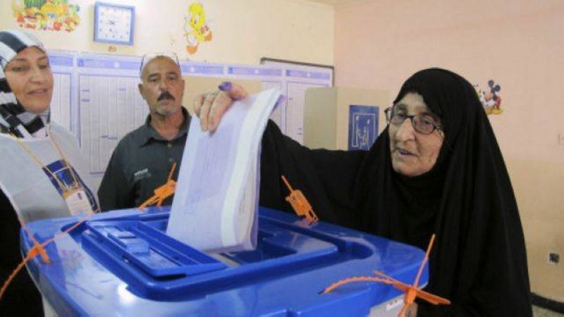 مسنة عراقية تدلي بصوتها في انتخابات سابقة.
