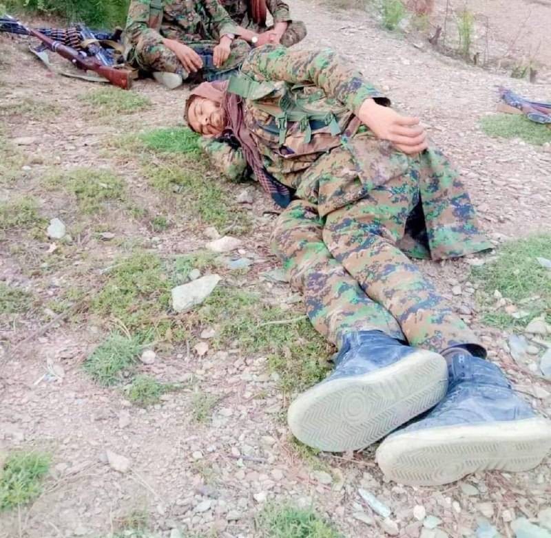 



مسلح من طالبان نائم على الأرض. (متداولة)