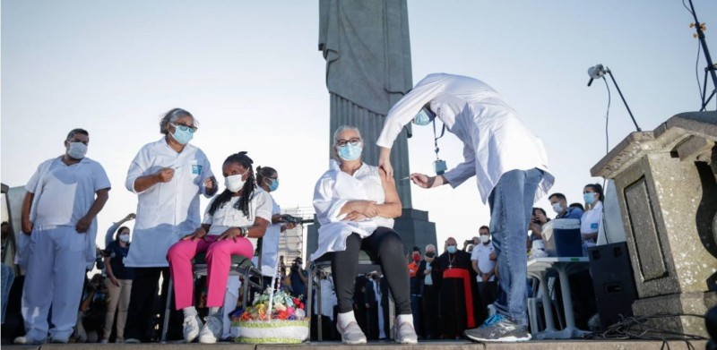 برازيليون يخضعون للتطعيم تحت الهواء الطلق في ريو دي جانيرو. (وكالات)