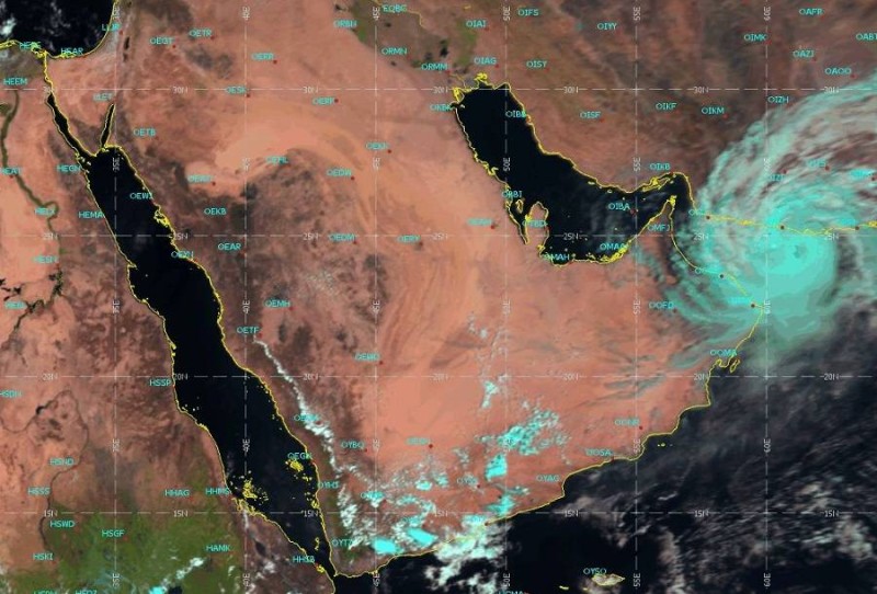 الحالة المدارية «شاهين» في بحر العرب تصل إلى سواحل سلطنة عمان (المركز الوطني للأرصاد)