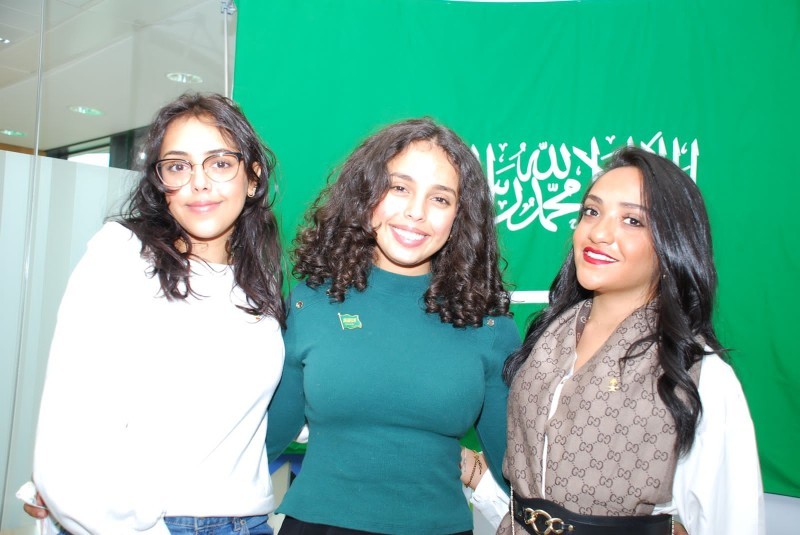 فتيات مشاركات في احتفال السفارة السعودية في إيرلندا باليوم الوطني