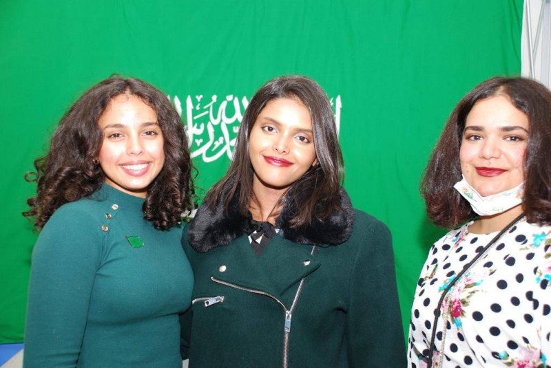 فتيات مشاركات في احتفال السفارة السعودية في إيرلندا باليوم الوطني