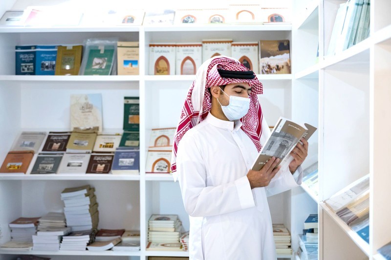 



أحد زوار معرض الكتاب في الجناح المخصص لإصدارات دارة الملك عبدالعزيز.
