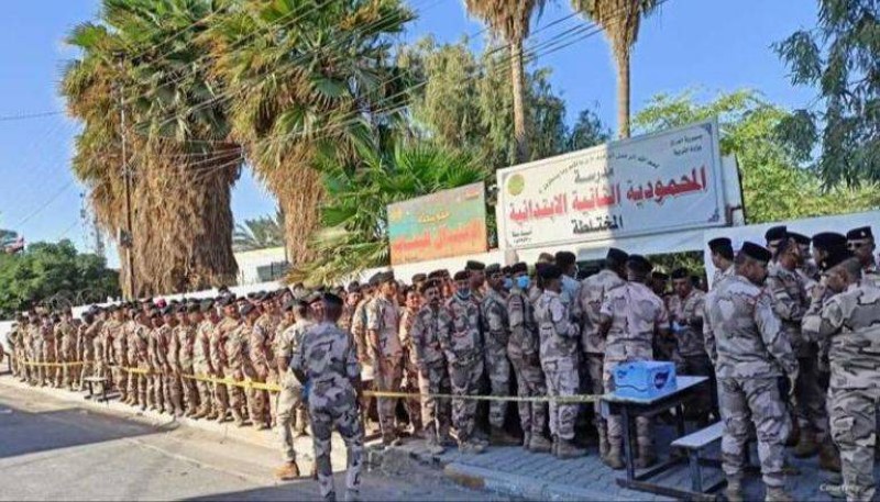 طابور من العسكريين بانتظار التصويت في الانتخابات البرلمانية المبكرة.