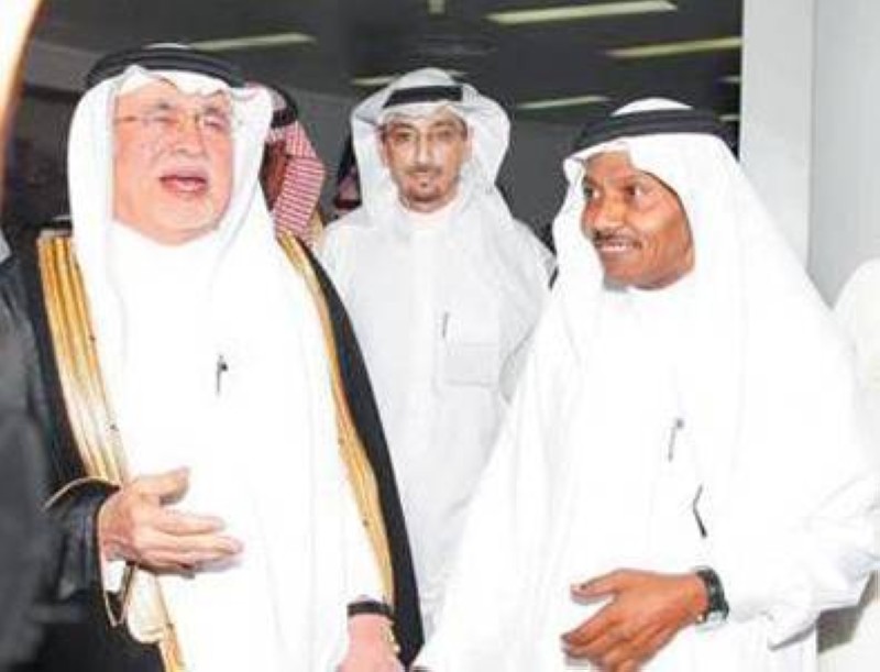 



عبده خال مع وزير الإعلام والثقافة السعودي السابق د. عبدالعزيز خوجة.