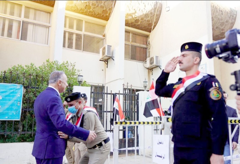 تفتيش الكاظمي قبيل الإدلاء بصوته في لجنة انتخابية في بغداد. (متداولة)
