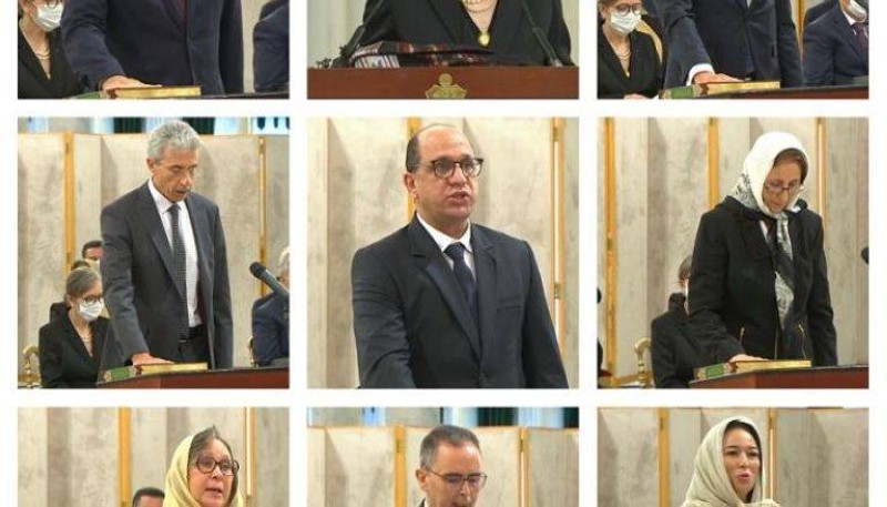 أعضاء الحكومة الجديدة يؤدون اليمين.