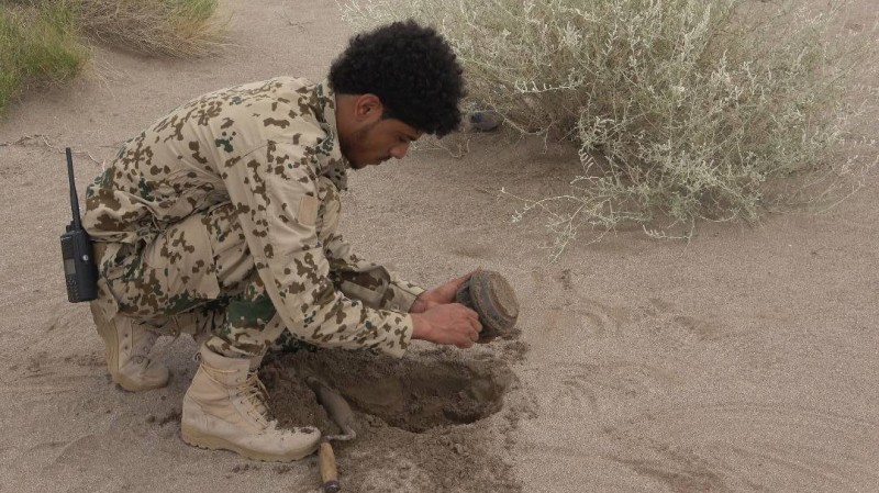 جندي يمني يفكك لغماً حوثياً في الحديدة.
