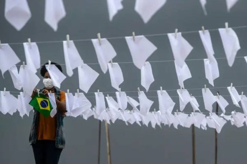 



أعلام بيضاء في ريو دي جانيرو لإحياء ذكرى 600 ألف برازيلي ماتوا بكوفيد. (وكالات)