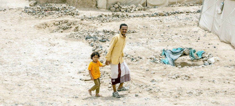 



يمني ونجله يواجهان الموت في مخيمات النازحين من جحيم المليشيا. (متداولة)