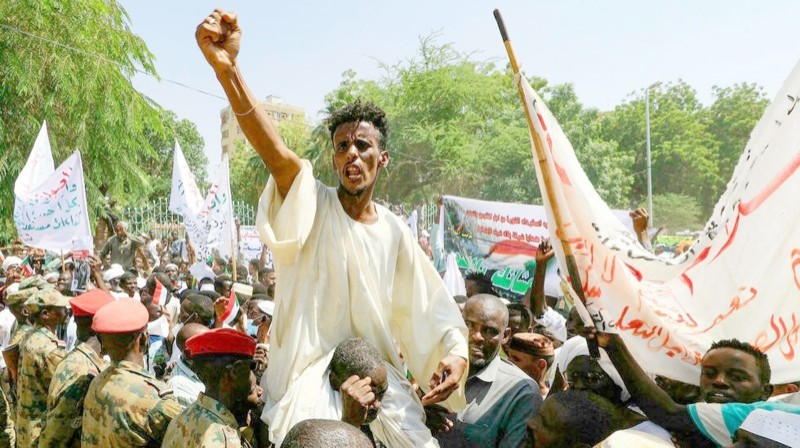



حشد من المتظاهرين السودانيين يطالب بحل الحكومة أمام القصر الرئاسي في الخرطوم. (متداولة)