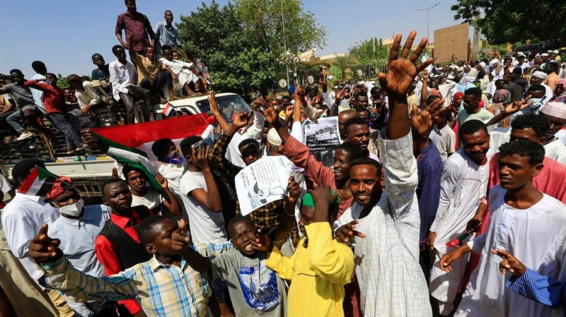 مظاهرات سودانية أمس.