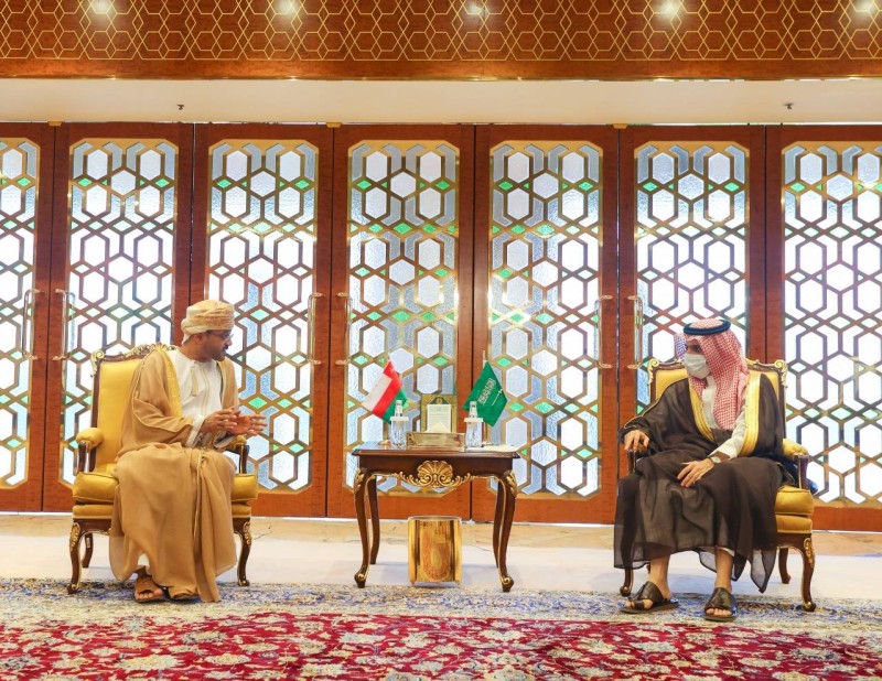 وزير الخارجية السعودي الأمير فيصل بن فرحان مستقبلا نظيره العماني بدر بن حمد بن حمود البوسعيدي (واس)