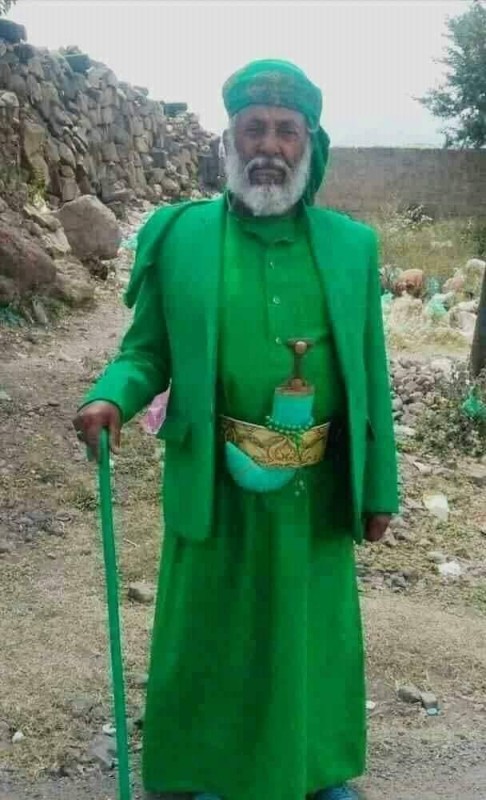 المليشيا تجبر المدنيين على ارتداء الملابس الخضراء.