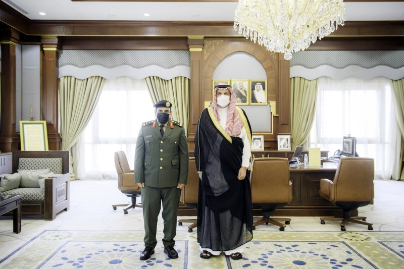 



الأمير فيصل بن سلمان خلال لقائه العميد مطلق العتيبي. (عكاظ)