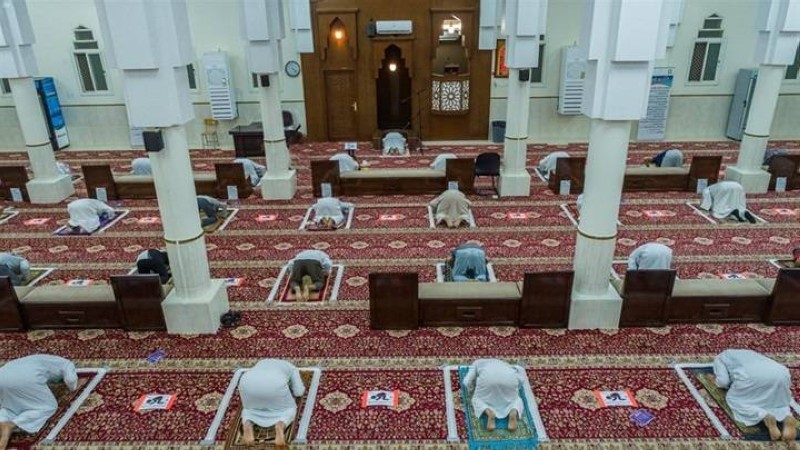 استمرار التباعد بين المصلين في المساجد وإعادة تقييم المخاطر بشكل دوري