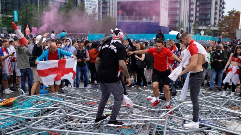 الاتحاد الإنجليزي أدان السلوك الرهيب للمشجعين الذين تسببوا في المشاهد المخزية داخل وحول ملعب ويمبلي في نهائي يورو 2020.