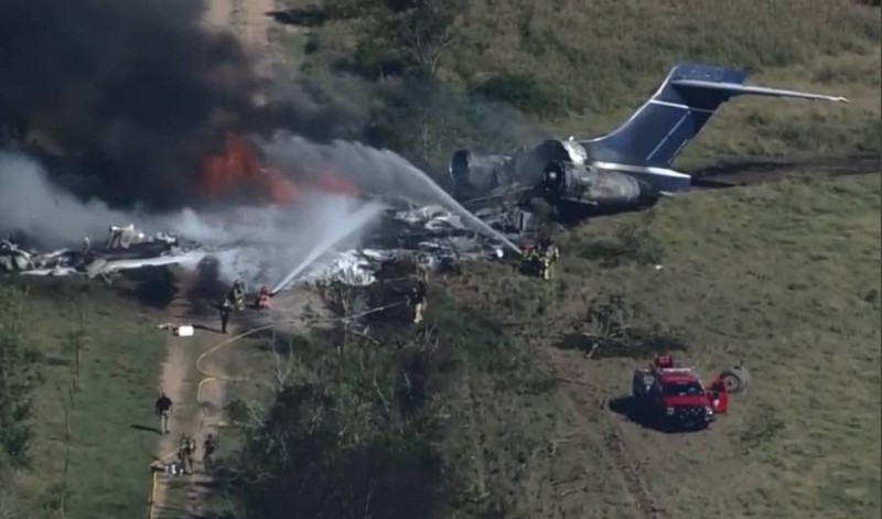 عمليات إخماد الحريق جراء تحطم الطائرة