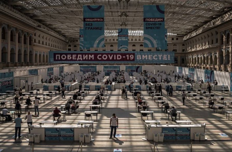 مركزتطعيم وسط موسكو ليس عليه إقبال كبير. (وكالات)