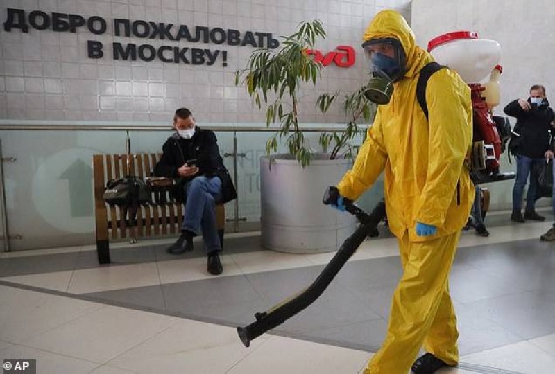 عامل صحي يقوم بتعقيم محطة القطارات في موسكو. (وكالات)