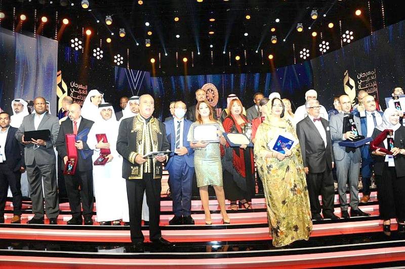 



الفائزون في المهرجان العربي للإذاعة والتلفزيون لحظة تتويجهم. (واس)