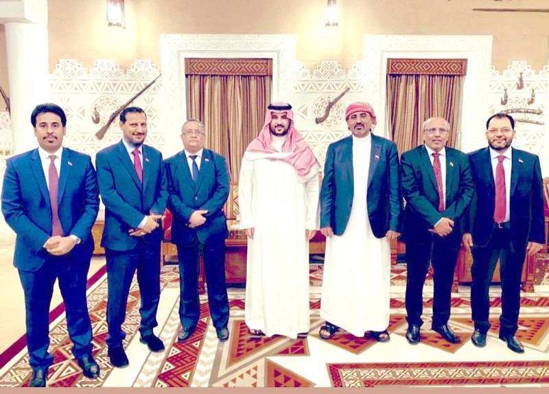 



نائب وزير الدفاع الأمير خالد بن سلمان مستقبلا الزبيدي وقيادات المجلس الانتقالي.