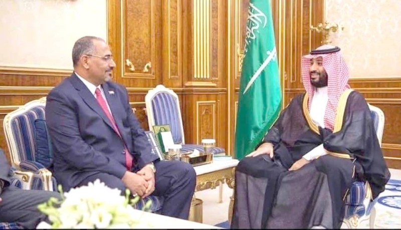 



ولي العهد  الأمير محمد بن سلمان مستقبلا رئيس المجلس الانتقالي الجنوبي عيدروس الزبيدي أثناء زيارته  الرياض. (واس)