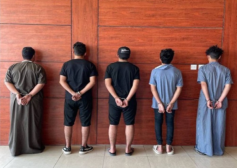 المتورطون في المشاجرة بعد القبض عليهم (الأمن العام)