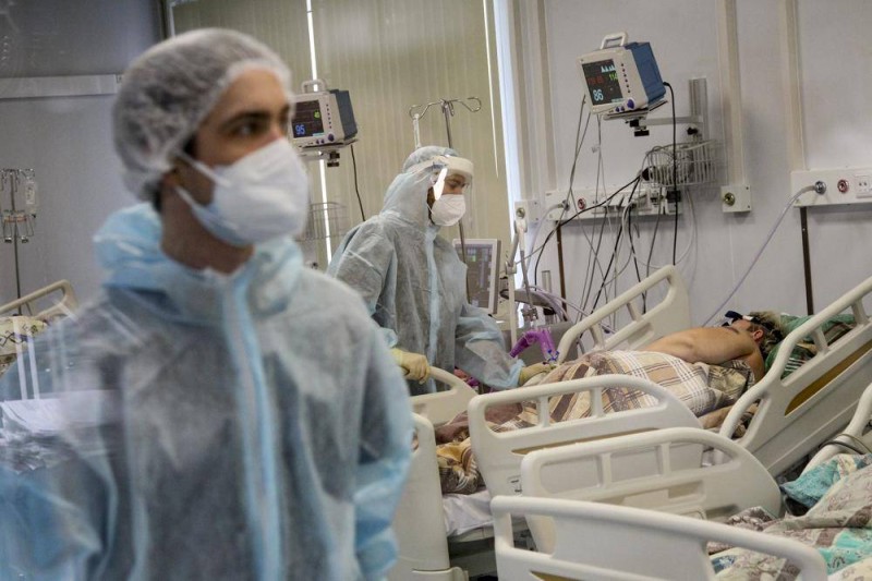 طبيب روسي في وحدة العناية المركزة بمستشفى قرب العاصمة موسكو. (وكالات)