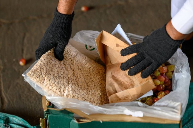 كميات الحبوب المخدرة مخبأة داخل إرسالية فاكهة العنب بعد ضبطها  في ميناء جدة الإسلامي (المديرية العامة لمكافحة المخدرات)