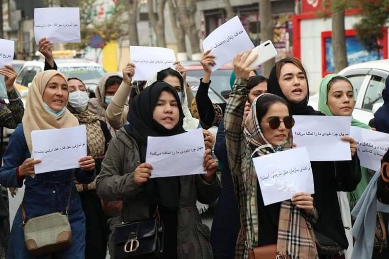 نساء يتظاهرن في كابول. 