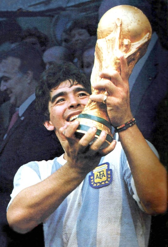 1200px-Maradona-Mundial_86_con_la_copa