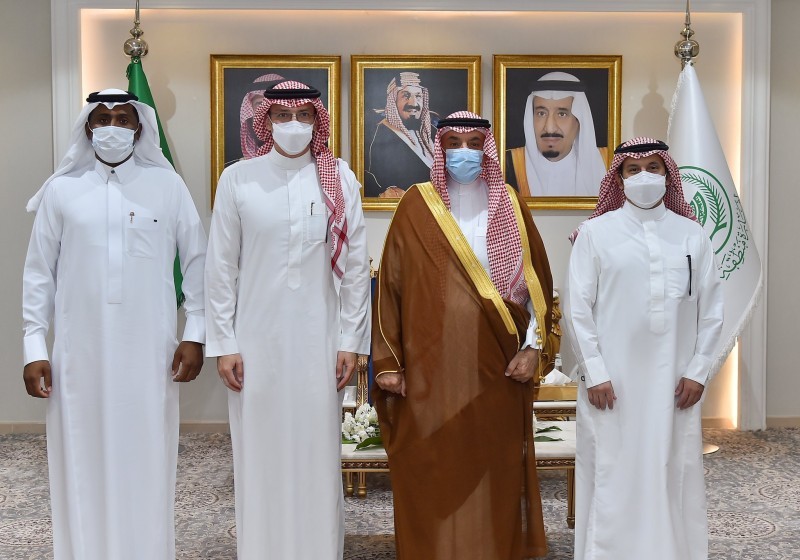 أمير منطقة نجران مع رئيس وأعضاء الاتحاد السعودي للسباحة. (مواقع التواصل)