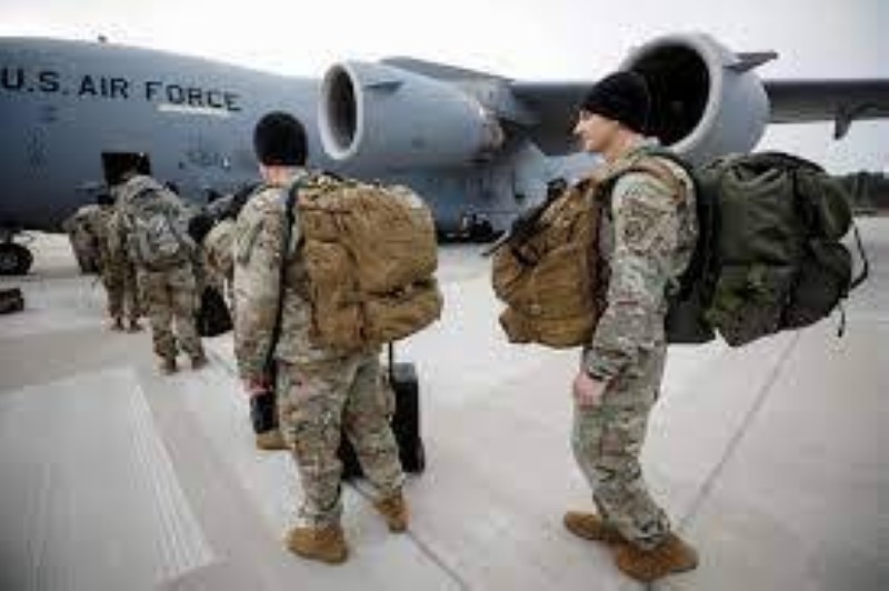 جنود أمريكيون يغادرون أفغانستان .